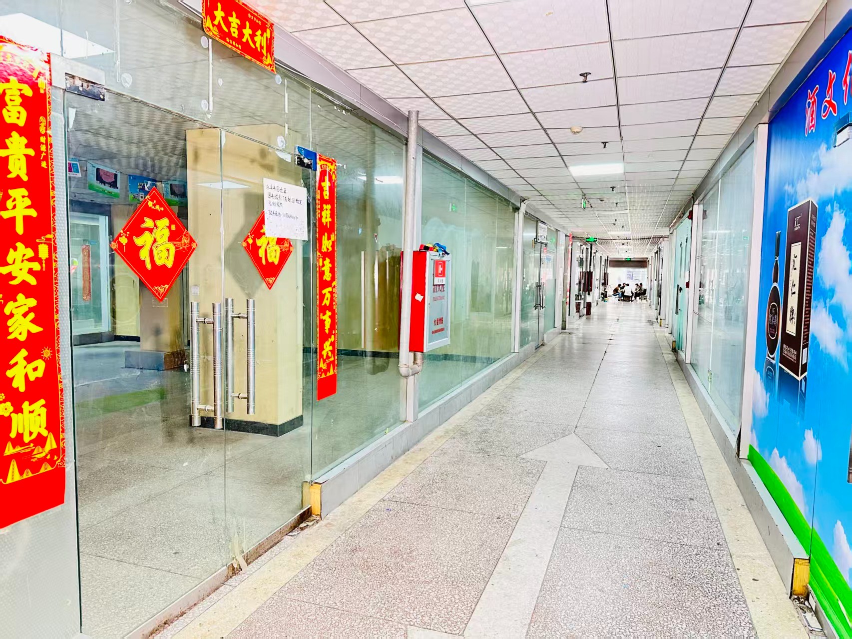 兴隆寨西南街园区位于洛阳市老城区春都路商贸核心区域，周边商业氛围成熟，交通便利，配套完善。依托传统副食品商贸资源，园区具备良好的经营基础和人气优势，是企业办公、商品展示、批发零售及创业发展的理想选择。