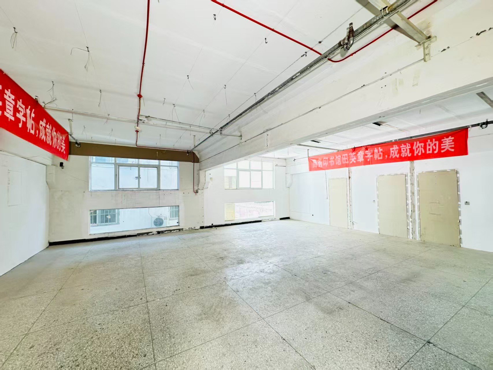 兴隆寨西南街重点吸引人工智能应用、数字经济、电商直播、智能制造服务、软件开发、科技创新企业及创业团队入驻